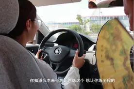 美女学员科目二练车，上车第一天压离合，受到教练大力表扬视频封面