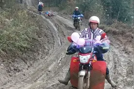 实拍云南昭通彝良，几十个人骑着摩托车去订婚，这山路好危险视频封面