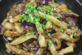 饭店的咸鱼茄子煲为啥好吃，窍门都在这里，大厨教你这么做视频封面