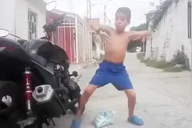 这就是街舞！印度小孩随电瓶车警报声跳出魔性舞蹈