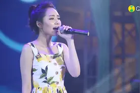 刘惜君现场演唱《我很快乐》，虽然开始时话筒罢工，但真唱无疑！视频封面