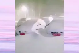 暴雪埋车，齐齐哈尔遭遇37年罕见暴雪，大雪齐腰深，人们出行困难