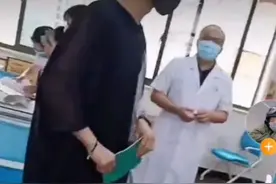 何洛洛高考体检被众人围观，秒边柠檬精视频封面