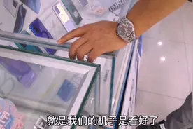 小伙去店里买手机，实拍正确还价模式，花最少的钱买自己喜欢的视频封面