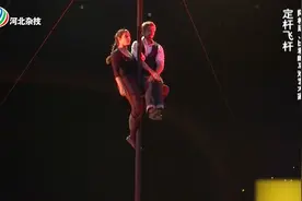 女子竟然在光滑的杆子上让男子坐在自己腿上，还能纹丝不动！视频封面