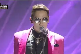 rain兵役后首次回归亮相舞台，男神帅气登场，场下迷妹尖叫模仿视频封面