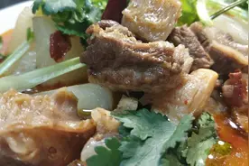 红烧牛肉的家常做法，牛肉软烂入味，萝卜回甜下饭。