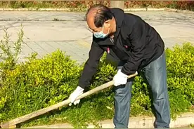 学院领导带领职工做校园卫生视频封面