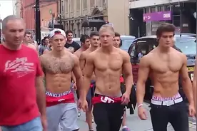 这才是行走的荷尔蒙，专业健身型男，集体上街大秀完美身材视频封面