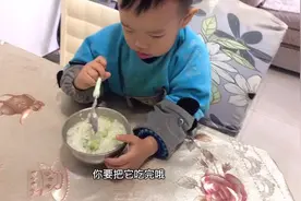 小家伙又感冒了 咳嗽发烧 不能给他吃油腻的食物 熬一个青菜粥