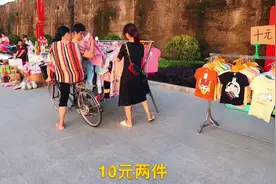 国家支持摆摊希望能帮到经济困难的家庭，摊位免费？衣服太便宜了视频封面