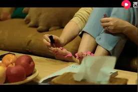 男孩儿把班里的女生都亲了个遍，看妈妈和爸爸分别怎么处理的视频封面