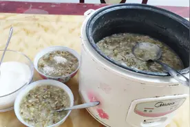 绿豆稀饭按这样的比例，煮出来不稀不稠，吃起来很下口，你也试试