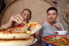 试吃国外披萨和国内酱香饼到底有啥不同？爷爷的评价才是大实话