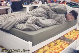 男子造出起床神器「闹钟床」一秒钟叫醒你