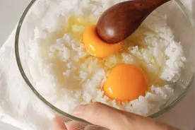 两个鸡蛋一碗饭，只需五分钟就能做出粒粒分明好吃到舔盘的蛋炒饭