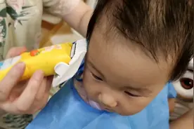 新手辣妈教你在家给宝宝理发，只要五分钟轻松省钱，宝宝超配合！