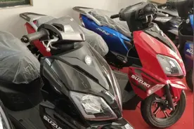 想买辆铃木uy125踏板摩托车，老板说包牌10800，网友这价格贵吗视频封面