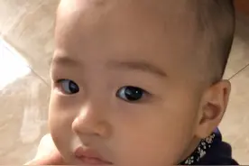 妈妈做饭的功夫，没穿尿不湿的宝宝就拉了一身的粑粑。视频封面
