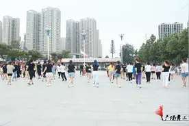 百人广场鬼步舞《癫九步》现场教学，歌醉舞美，场面气氛爆棚