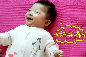 小娃躺在床上哼哼唧唧，姐姐一来，拿个扇子就把宝宝逗的哈哈笑视频封面