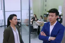 员工:老板你快点进来开会吧!老板:我迟到了，还要罚站十分钟。