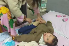 孩子的粑粑里有红色“异物”，宝爸以为是血视频封面