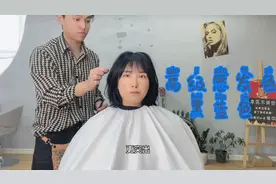 黄头发看着头发太干太难受，染完黑蓝色一下子就像换了个人一样！