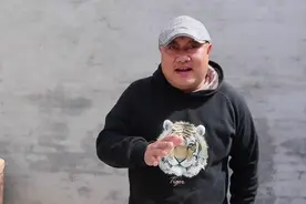 农家小院里最豪横的家常菜？砂锅酱牛肉炖山药，酱香十足肉香汤浓视频封面