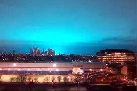 大型变电站爆炸，曼哈顿夜空突现蓝光！