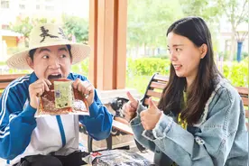 外星人卖辣条10元一包，小伙连唱3首辣条之歌，免费拿走大包辣条