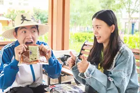 外星人卖辣条10元一包，小伙连唱3首辣条之歌，免费拿走大包辣条