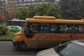 内江邱家嘴立交，桥下面每天都堵成狗，过年了更恼火