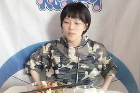 小姐姐被夸肤白长的可爱，自己嫌弃身材太差，感慨：做女生太难了视频封面