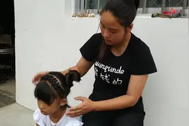 农村妈妈早上为闺女编小辫子，这样编出来小辫子，闺女上学倍漂亮