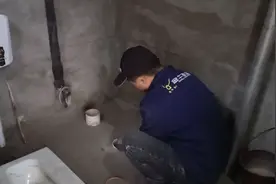 农村厕所改造，看看安装师傅是怎样在凹凸不平的地面上安装马桶的视频封面