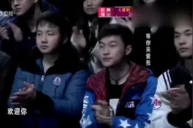 女孩先天性没头发却美丽动人，小伙以为她骗人，摘下假发小伙崩溃视频封面