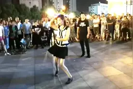 情侣夜幕下街头跳广场舞遭围观，你别说跳的真不错！视频封面
