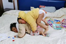 都怪平时爸爸给龙凤胎兄妹当马骑，现在受罪的可是妹妹了视频封面