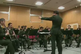 日本军乐团闲的没事演奏名侦探柯南主题曲。