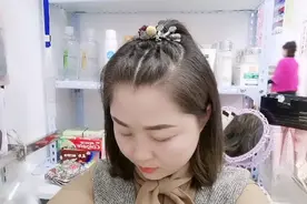 短发这样把刘海扎起来，简单又减龄