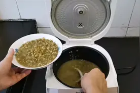 夏天爱喝绿豆粥的一定要收藏，学会这一步熬出的粥快速开花且香甜