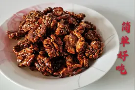 核桃仁这样做最好吃，一勺蜂蜜一把芝麻，好吃还能增强记忆力补肾