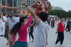 傍晚乌市南湖市民广场广场舞！