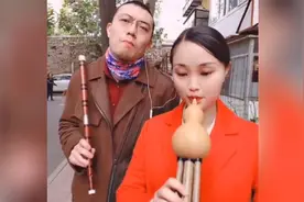 两口子都喜欢乐器，在家门口就玩笛子葫芦丝合奏视频封面