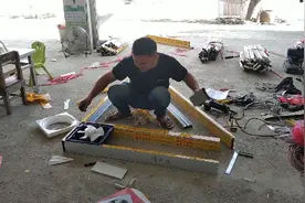 卫生间铝合金窗和排气扇这样装，美观安全又方便拆换视频封面