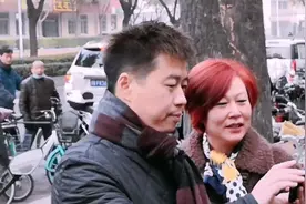 北京电视台主持人李然龙潭早市门口采访，美女不忘抢机会合影。视频封面