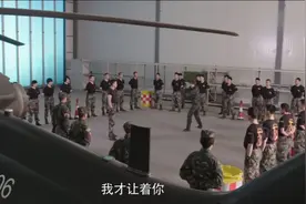 女警花身手太猛了，连败数位男特警，男教官看不下去了登场过招视频封面