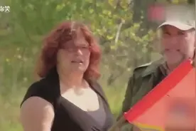 国外爆笑街头恶搞-路人车祸现场指挥交通，事故车转瞬消失视频封面