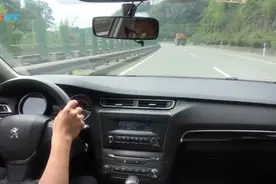 坐朋友的车回老家 ，车上放的音乐太好听了